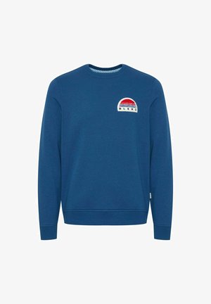 Felpa blu realizzata in un tessuto misto cotone. Presenta un colletto rotondo, polsini a costine e una toppa sul petto con la scritta "BLEND" in rosso e blu.