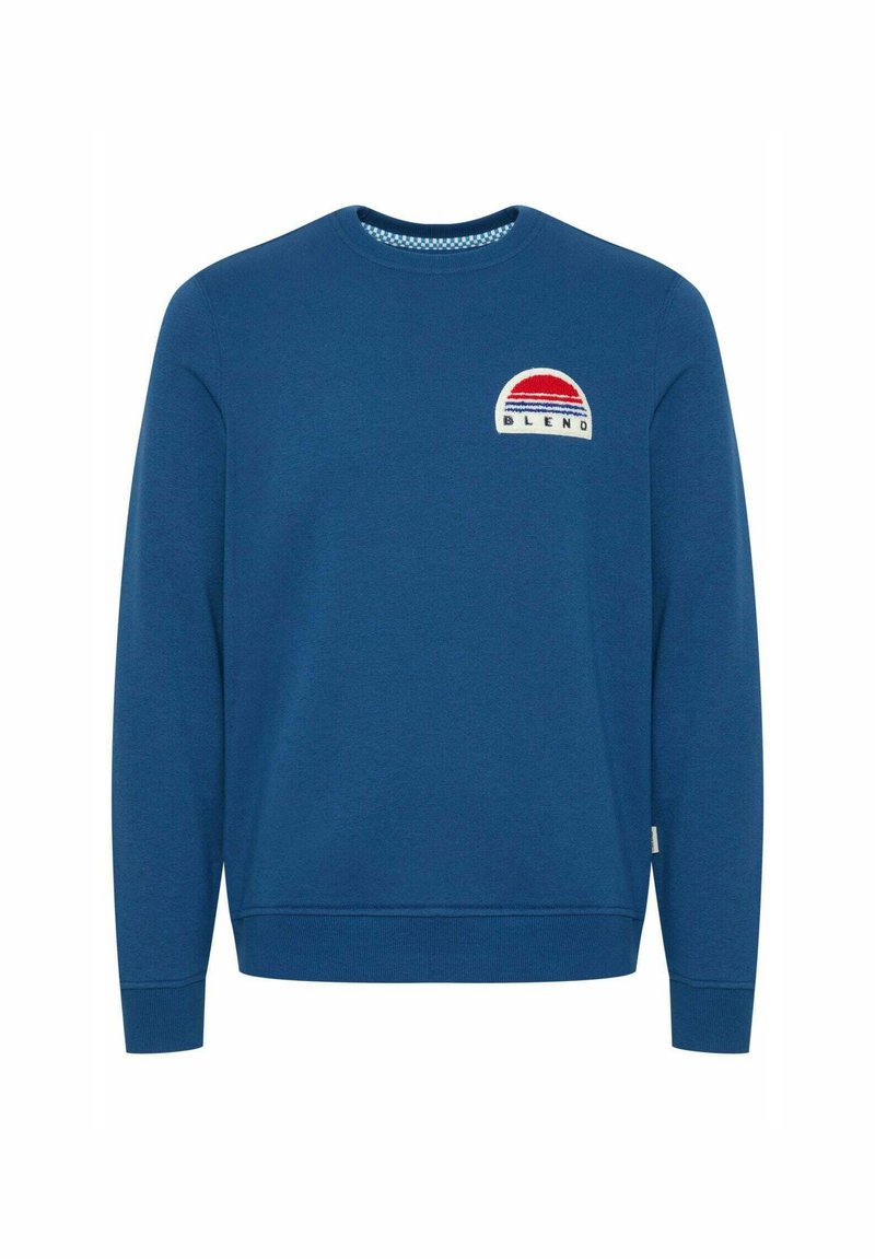 Felpa blu realizzata in un tessuto misto cotone. Presenta un colletto rotondo, polsini a costine e una toppa sul petto con la scritta "BLEND" in rosso e blu.
