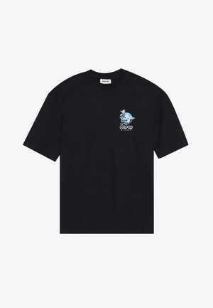 Must musta T-särk lühikeste varrukatega. Vasakul rinnal on graafiline print maapallist ja tekst. Klassikaline ümar kaelus.