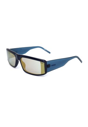 Occhiali da sole rettangolari con montatura blu scuro e lenti con tinta gialla, marchiati "HUGO" sulla stanghetta e sulla lente.