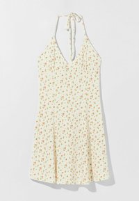 Vit halterneck-klänning med små röda och orange blommönster, V-ringning och plisserad tygdetalj.