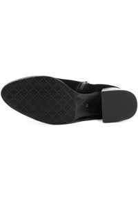 Cizma ankle din suede negru cu toc pătrat, având o talpă din cauciuc cu model și un fermoar pe lateral pentru o purtare ușoară.
