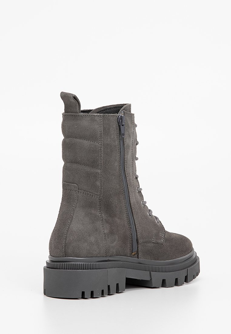 Graue Wildleder-Ankle-Boots mit einem seitlichen Reißverschluss, Schnürung an der Vorderseite, gepolsterten Fersendetails und einer stabilen Gummisohle mit ausgeprägten Rillen.