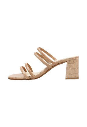 Sandalia beige de tacón alto con tres tiras finas y textura de cocodrilo, puntera abierta y tacón ancho.