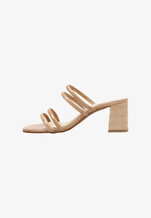 Sandalia beige de tacón alto con tres tiras finas y textura de cocodrilo, puntera abierta y tacón ancho.