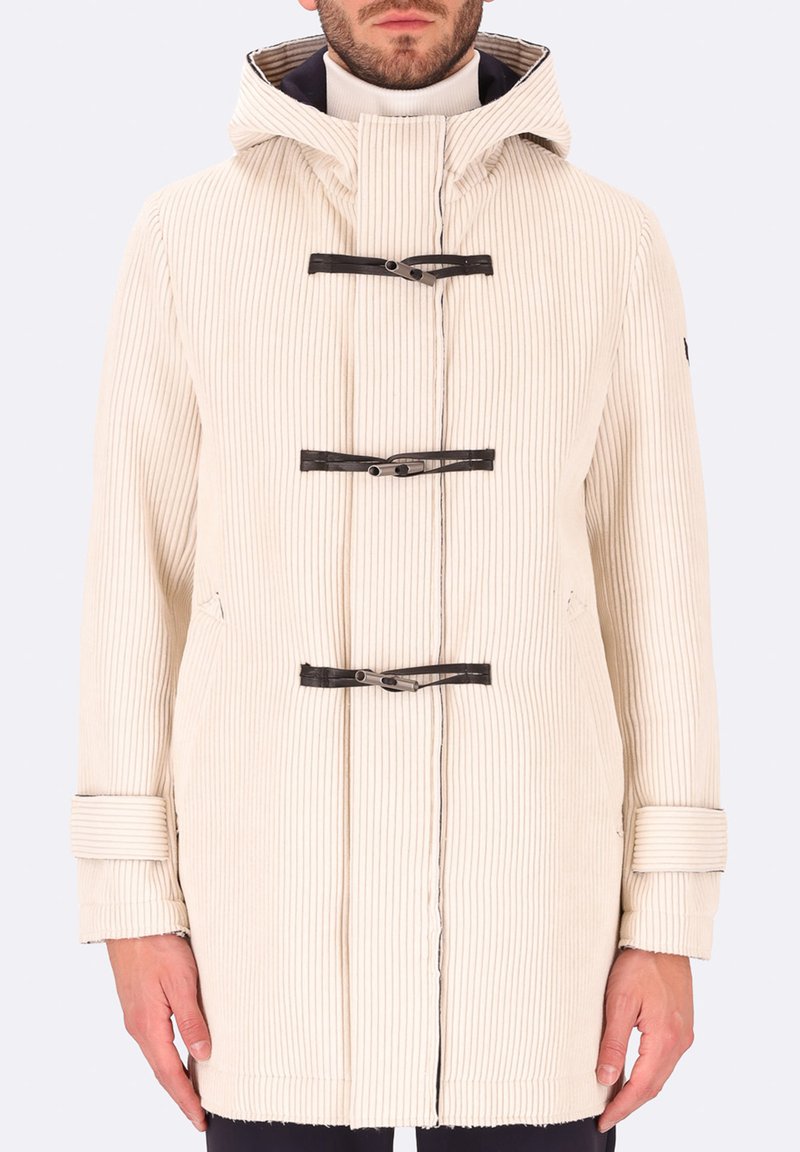 Cappotto a righe color crema con chiusure a pulsante, cappuccio e maniche a risvolto. Il tessuto ha una finitura texturizzata e presenta due tasche frontali.