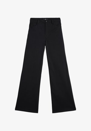 Sorte bredbenede bukser lavet af et blødt materiale, med et klassisk taljebånd med bæltestropper, forlommer og en ren kant.