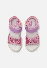Rosa sandaler med glitrende detaljer, justerbare stropper i lilla og korall, polstret såle og åpen tå-design for pusteevne.