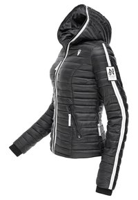 Sort polstret jakke med hætte og lynlås, der har hvide sidelister, ribbet manchetter og logo-patch på ærmet. Struktureret, letvægtsmateriale.