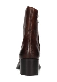 Stivaletto in pelle marrone con finitura testurizzata, chiusura con zip laterale, tacco quadrato e dettagli cuciti sul retro.