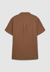 Camicia button-up marrone a maniche corte con tessuto strutturato, colletto e piega sul retro per un design aggiuntivo.