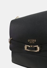 Borsa in pelle nera texture con chiusura in tono oro e marchio. Caratterizzata da una chiusura a pattina e accenti lisci. Forma rettangolare compatta.