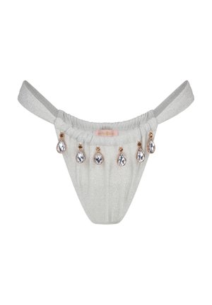 Zilveren, glanzende stof-string met een geplooide tailleband. Kenmerkt zich door vijf druppelvormige heldere edelstenen met rosegoud accenten.