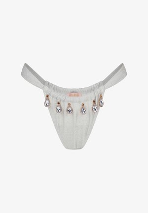 Tanga de tela plateada y brillante con una cinturilla fruncida. Presenta cinco gemas en forma de lágrima transparentes con acentos en oro rosado.