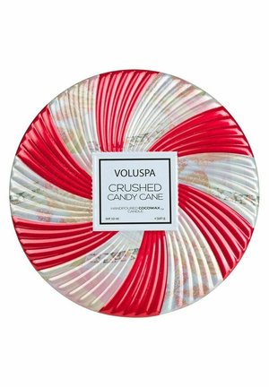 Röd och silver spiralmönstrad ljusbehållare med en texturerad yta, märkt "Voluspa Crushed Candy Cane", tillverkad av handgjuten kokosvax.