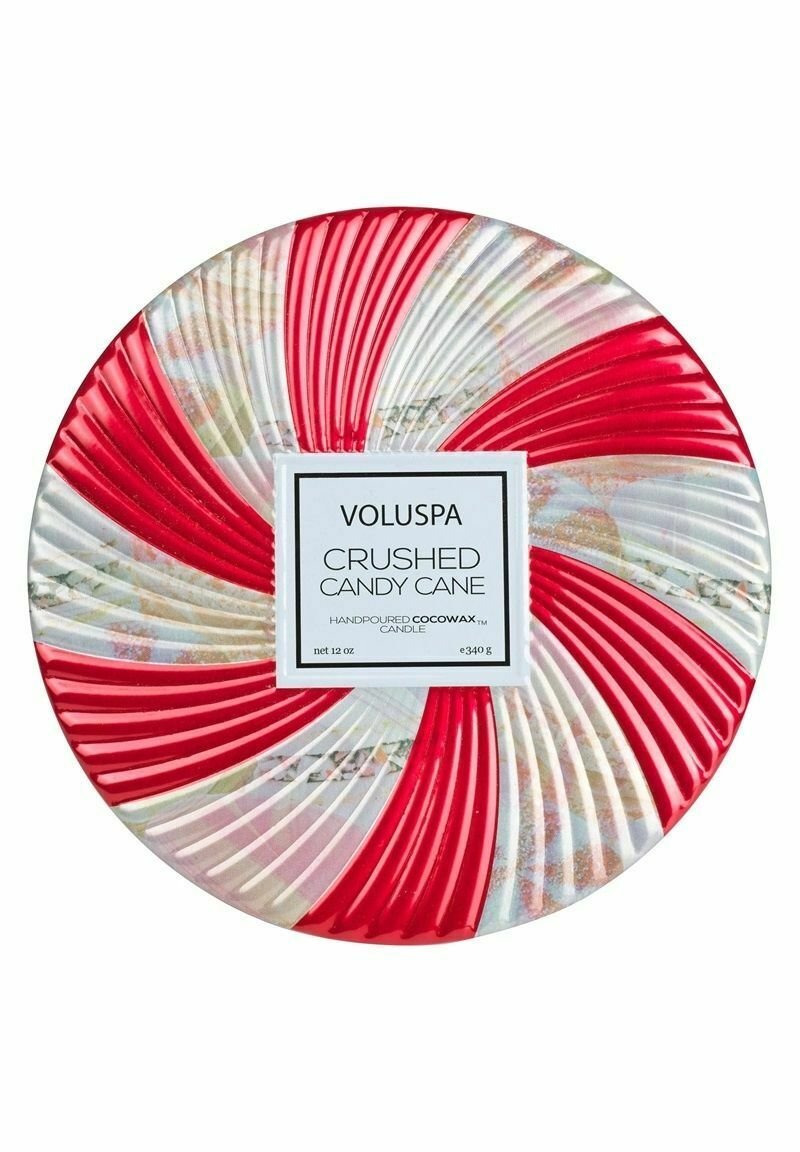 Röd och silver spiralmönstrad ljusbehållare med en texturerad yta, märkt "Voluspa Crushed Candy Cane", tillverkad av handgjuten kokosvax.