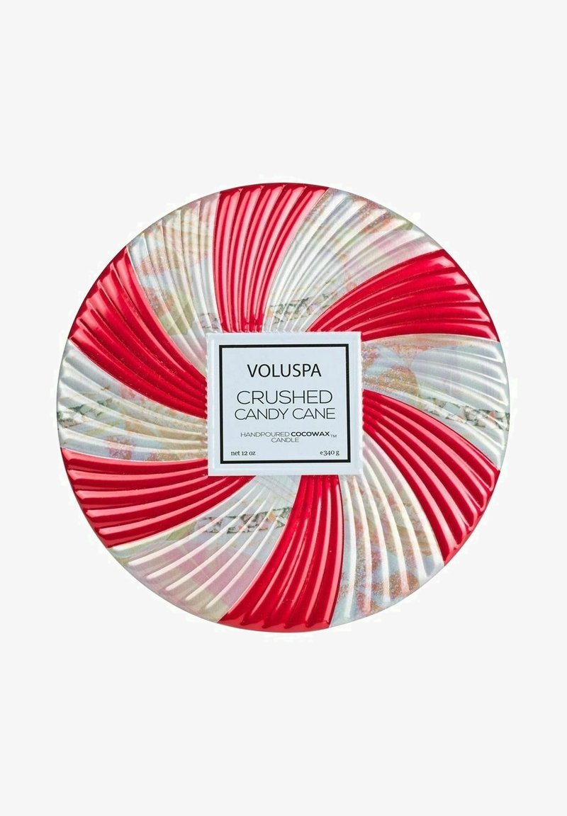Röd och silver spiralmönstrad ljusbehållare med en texturerad yta, märkt "Voluspa Crushed Candy Cane", tillverkad av handgjuten kokosvax.