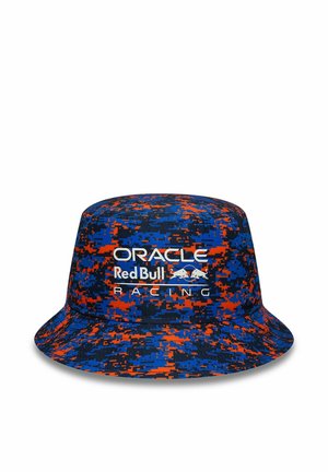 Kapelusz typu bucket z niebieskim, pomarańczowym i czarnym cyfrowym kamuflażem oraz białym logo Oracle Red Bull Racing z przodu.