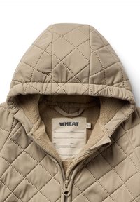 Beige vadderad jacka med huva, som har ett mjukt fleecefoder och framdragkedja. Etiketten visar "WHEAT" med synliga skötselråd.