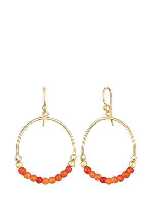 Goldene Creolen mit orangefarbenen und roten runden Perlen, die entlang der unteren Hälfte aufgefädelt sind, mit Hakenverschluss.