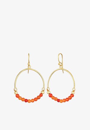 Boucles d'oreilles créoles en or avec des perles rondes orange et rouges enfilées sur la moitié inférieure, et fermoirs de type crochet.