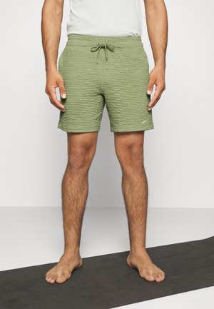 Groene korte broek met een elastische tailleband en trekkoord. Heeft een zachte stof en een subtiel Nike-logo op de zoom.
