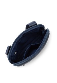 Pochette con cerniera di colore blu navy, con un esterno in tessuto liscio, dotata di un divisorio interno e di un piccolo anello per il fissaggio. Chiusura con cerniera.