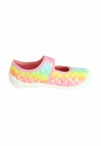 Bunte Slipper mit einem Schuppenmuster in Regenbogenfarben auf einem pinken Hintergrund, mit einer weißen Gummisohle und einem elastischen Riemen.