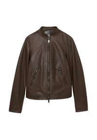 Giacca in pelle marrone con collo rotondo, chiusura lampo frontale completa e due tasche laterali con zip. Presenta una texture liscia e una vestibilità su misura.