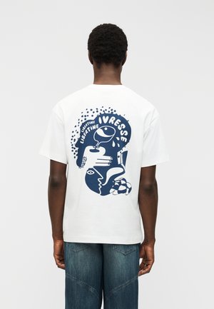 BROKE IVRESSE - Trükipildiga T-särk - white