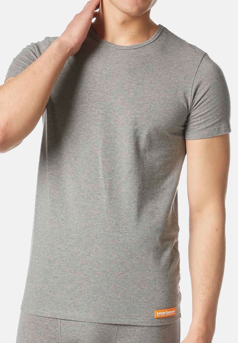 T-shirt grigio a maniche corte realizzato in morbido tessuto, con scollatura rotonda e una piccola etichetta arancione sul lato inferiore.