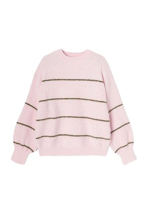 Pull en tricot rose doux avec manches larges et fines rayures horizontales vert foncé sur le corps et les manches.