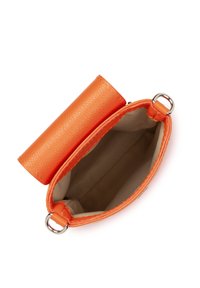 Borsa in pelle arancione con superficie testurizzata, parte superiore cilindrica e interno foderato in tessuto. Presenta hardware in tonalità argento e chiusura con zip.