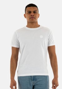 Witte T-shirt met korte mouwen, gemaakt van zachte katoen, met een ronde hals en een klein, subtiel logo op de linkerkant van de borst.
