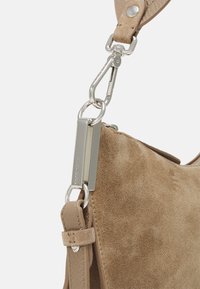 Coccinelle SUNUP - Kézitáska - warm taupe