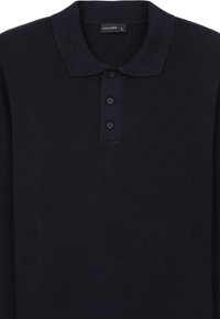 Marineblaue Langarm-Polohemd aus Strickstoff, mit Kragen, dreiknöpfiger Knopfleiste und geripptem Textur. Markenlabel sichtbar.
