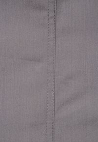 Tissu gris à texture lisse, présentant une couture verticale au centre. La couleur est uniforme, sans motifs ni accents visibles.