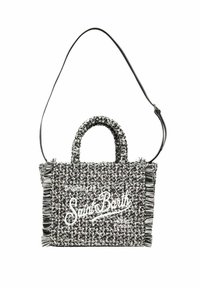 Borsa intrecciata bianca e nera con texture, frange, doppi manici superiori e una lunga tracolla removibile. Presenta la scritta "Saint Barth" in bianco.