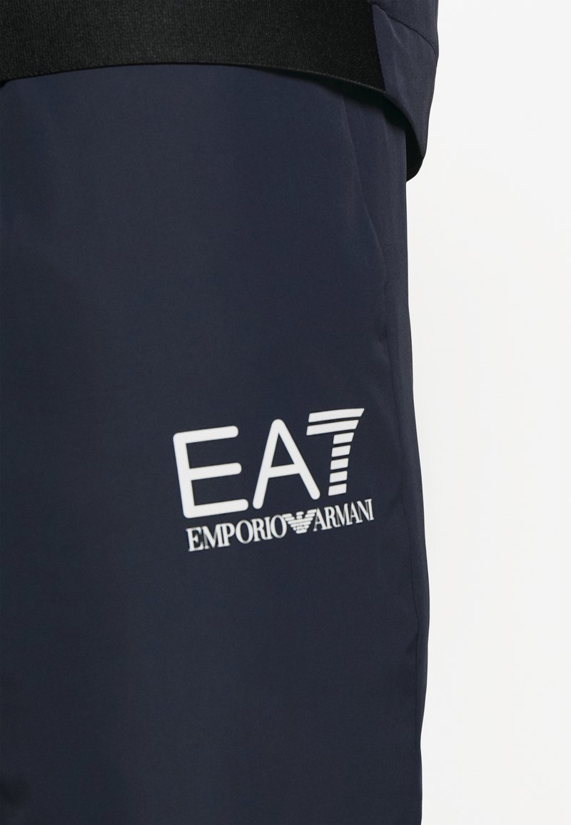 Herren Trainingsanzüge | EA7 Emporio Armani TENNIS PRO TRACK SUIT SET Trainingsanzug blue/navy/dunkelblau - CV86309 Herren Trainingsanzüge | EA7 Emporio Armani TENNIS PRO TRACK SUIT SET Trainingsanzug blue/navy/dunkelblau - CV86309