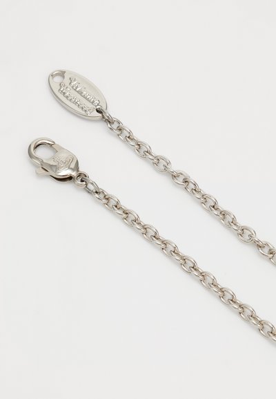 Corrente de metal prateado com elos ovais, apresentando um fecho tipo lagosta e uma etiqueta oval. Textura suave e acabamento brilhante.