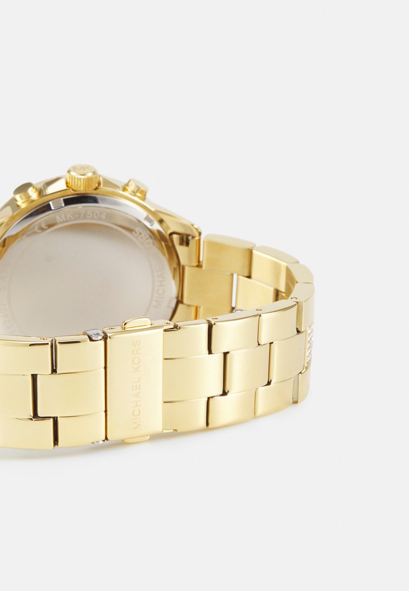 Gouden roestvrijstalen horloge met een soepele schakelarmband, ronde kast en gestructureerde kroon. Voorzien van een gepolijste afwerking en gegraveerd logo op de sluiting.