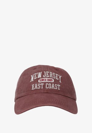 Cappellino da baseball color borgogna in cotone con testo ricamato bianco: "NEW JERSEY", "EAST COAST" e "SINCE 1985" in un design curvo.