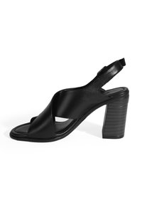 Zwarte leren slingback haksandalen met een kruisbandontwerp, ronde open teen en een verticaal gestreepte chunky hak.