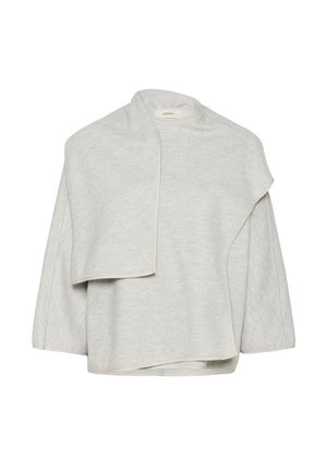 Világosszürke, kötött pulóver egyedi drapírozott dizájnnal. Hajlított, aszimmetrikus gallérral és széles ujjakkal rendelkezik, sima textúrájú.