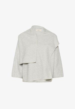 Világosszürke, kötött pulóver egyedi drapírozott dizájnnal. Hajlított, aszimmetrikus gallérral és széles ujjakkal rendelkezik, sima textúrájú.