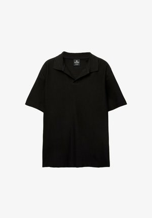 Čierna polokošeľa s krátkym rukávom, rebrovaná textúra, s výstrihom do "V", jednoduchý dizajn a etiketa viditeľná na výstrihu.