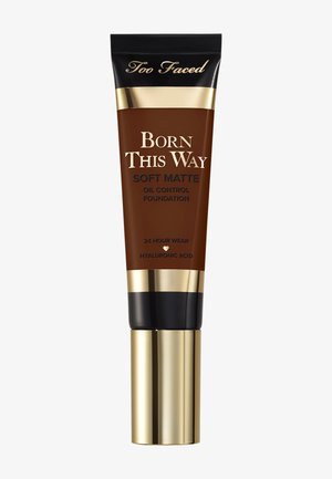 Too Faced Born This Way Soft Matte oliecontrole foundationtube in donkerbruin met gouden en zwarte dop en accenten.