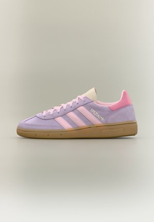 Lavendel- og lyserøde Adidas Spezial sneaker med gummisål, tre lyserøde striber og "Spezial" tekst på siden.