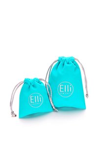 Dvoje tyrkysových textilných vreciek so sťahovacími šnúrkami a striebornými akcentmi, na ktorých je nápis "Elli WE ♥ JEWELS".