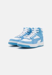 Höga sneakers i blå och vit läder, med vita snören och en texturerad sula med varumärkesbetoning på sidan.